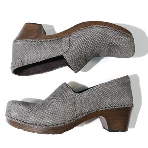 Dansko Mavis Grey Snake Nubuck Clogs 389 |